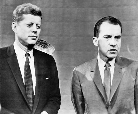 جون كينيدي وريتشارد نيكسون قبيل بدء مناظرتهما التلفزيونية عام 1960