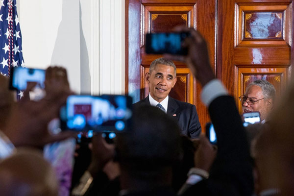  رأى أوباما أن توقيت التدشين في ظل تجدد التوترات العرقية 