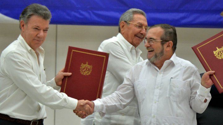 كولومبيا توقع اتفاقًا تاريخيًا مع متمردي 