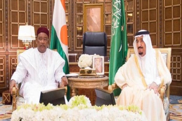 الملك سلمان والرئيس ايسوفو خلال جلسة المباحثات في الرياض
