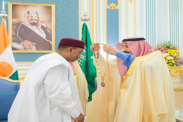 الملك سلمان يُقلد رئيس النيجر قلادة الملك عبدالعزيز