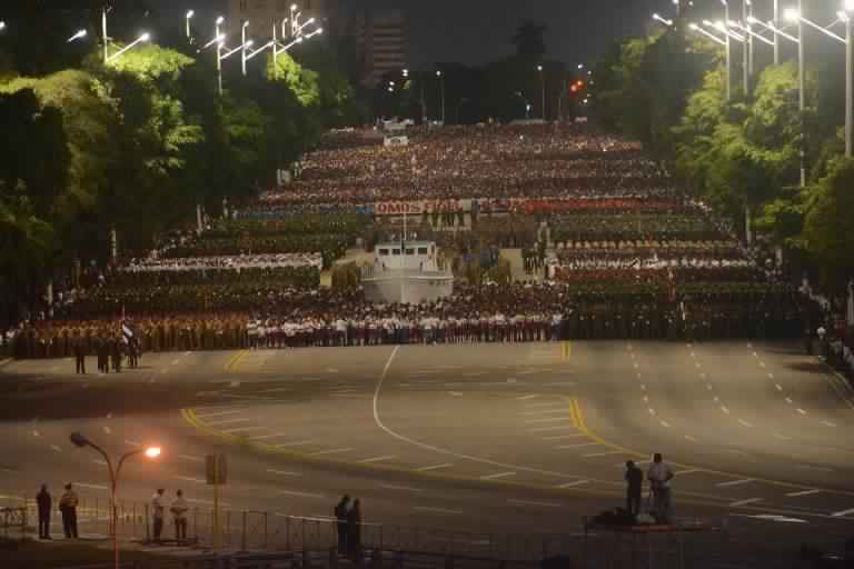 الجيش الكوبي يكرم فيدل كاسترو في عيد الثورة
