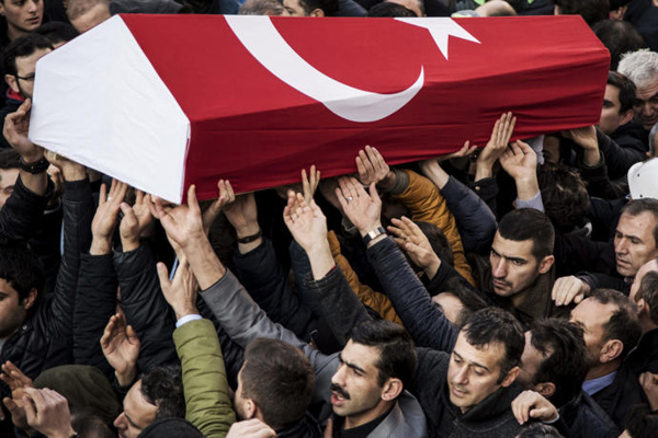 تشييع إحدى الضحايا الأتراك الذين قتلوا في هجوم إسطنبول