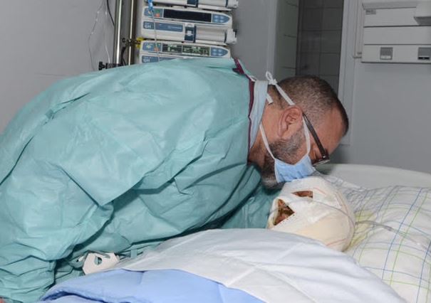 محمد السادس يزور مصابا بالمستشفى الجامعي بمراكش