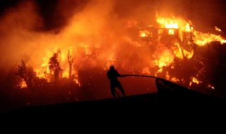 حريق غابات ضخم في تشيلي يأتي على مئة منزل