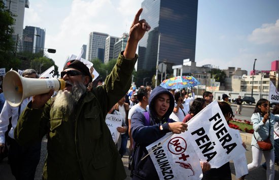 الاف المتظاهرين يحتجون على رفع سعر المحروقات في المكسيك