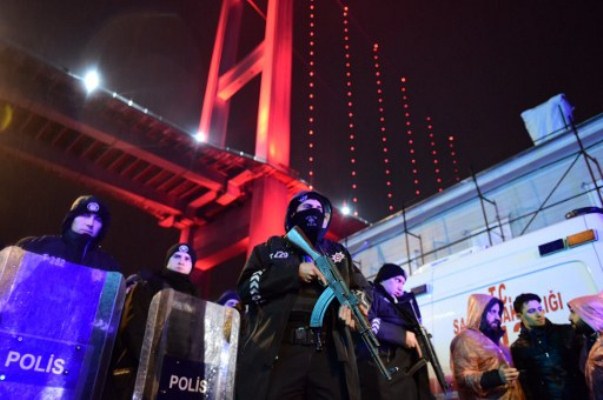 قلق أمام الملهى الليلي المستهدف باعتداء في اسطنبول