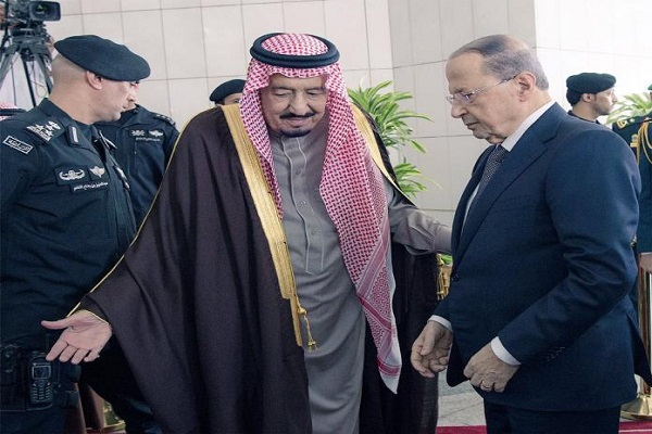 الملك سلمان خلال استقباله الرئيس اللبناني ميشال عون في قصر اليمامة