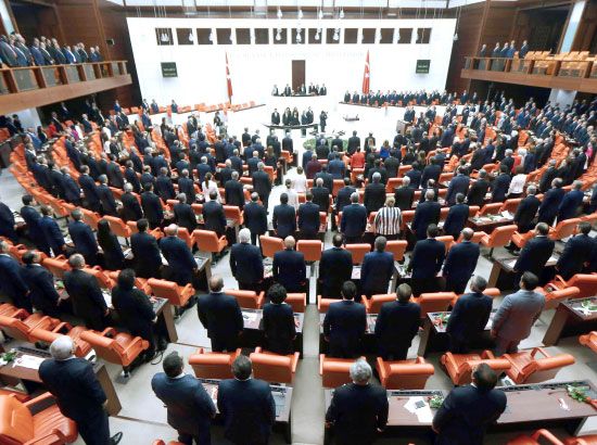 تركيا تعلق عضوية نائب موال للاكراد في البرلمان لاستخدامه كلمة 