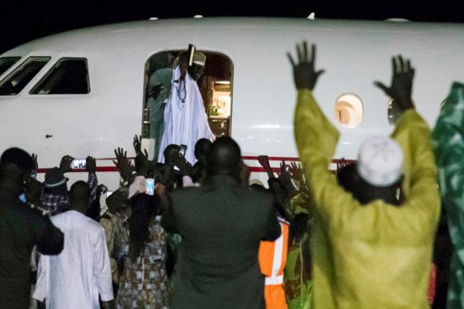 رئيس غامبيا المنتهية ولايته يحيى جامع يغادر البلاد الى منفاه