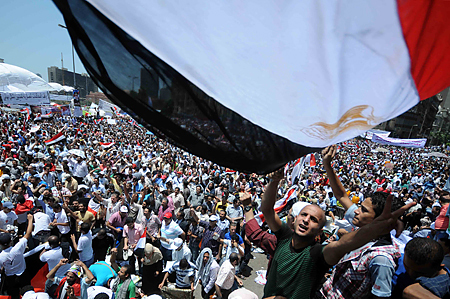 نشطاء الثورة في مصر يخوضون معركة 