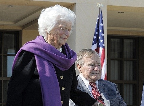 جورج بوش الاب في العناية الفائقة وزوجته باربرا في المستشفى ايضا