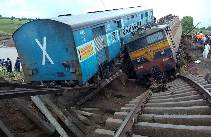 36 قتيلا في انحراف قطار في الهند