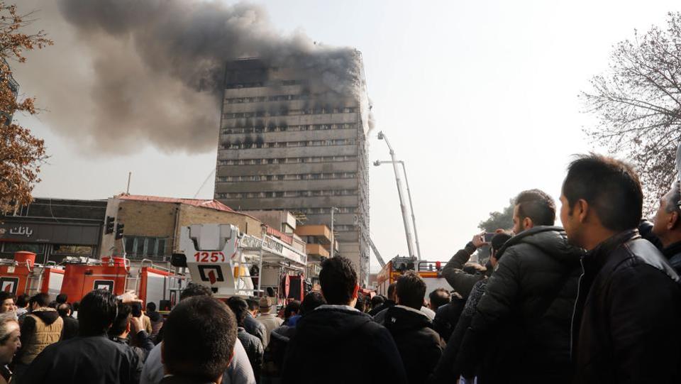 الإيرانيون يشيعون 16 رجل إطفاء قضوا في انهيار مبنى بطهران