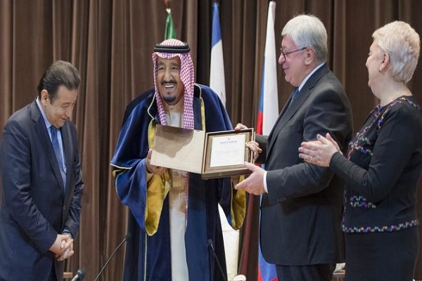 العاهل السعودي الملك سلمان بن عبد العزيز لحظة تسلمه الدكتواره الفخرية