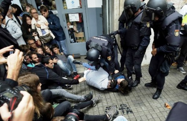 اشتباكات بين الشرطة الإسبانية والإنفصاليين في كاتالونيا