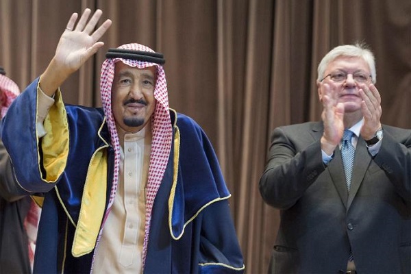 العاهل السعودي الملك سلمان بن عبد العزيز خلال احتفالية تسلمه الدكتوراه الفخرية