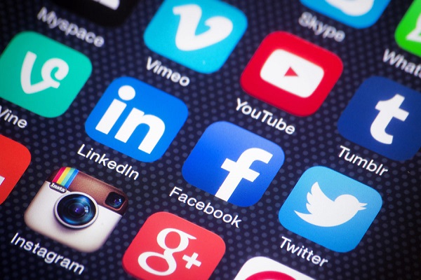 وسائل التواصل الاجتماعي رمز للحرية أم أداة للتضليل؟