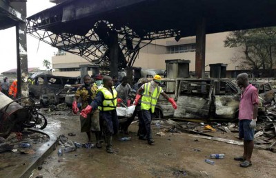 حريق ضخم في أكرا بعد انفجارين في محطة وقود