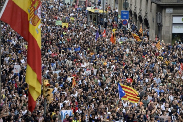 متظاهرون في برشلونة يطالبون بـ 