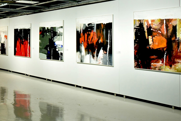 بوشعيب هبولي يعرض آخر أعماله التشكيلية رفقة 4 فنانين شباب