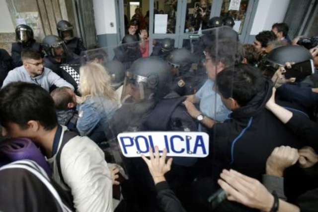 الاسبان مدعوون الى التظاهر على خلفية ازمة كاتالونيا