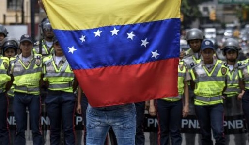 فنزويلا تفرج عن ثلاثة صحافيين بعد توقيفهم خلال اعدادهم تحقيقا عن السجون