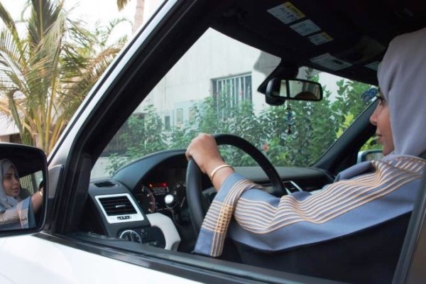 قيادة السعوديات للسيارة يسيل حبرا اضافيا في الصحافة