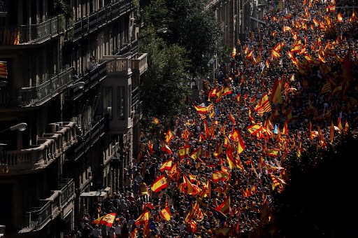 مدريد تعتقل قياديين انفصاليين وتمنح بوتشيمون مهلة ثانية