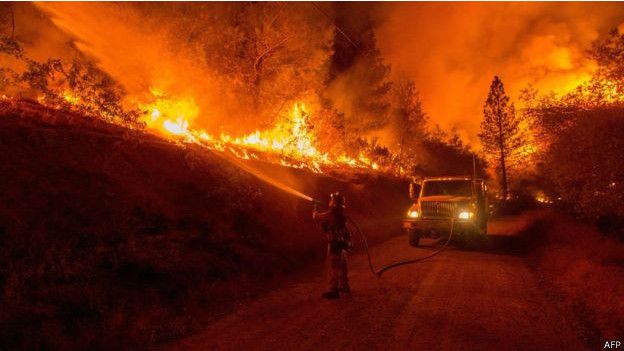 ارتفاع حصيلة الحرائق بكاليفورنيا الى 35 قتيلا