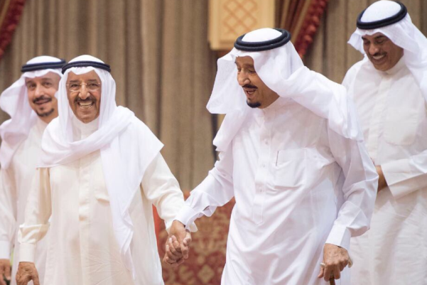 الملك سلمان وأمير الكويت يبحثان أوضاع المنطقة