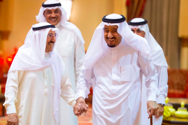 أمير الكويت لدى وصوله مطار قاعدة الملك سلمان الجوية في الرياض