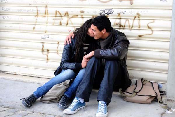القضاء التونسي يسجن فرنسيا وصديقته بسبب «قبلة»