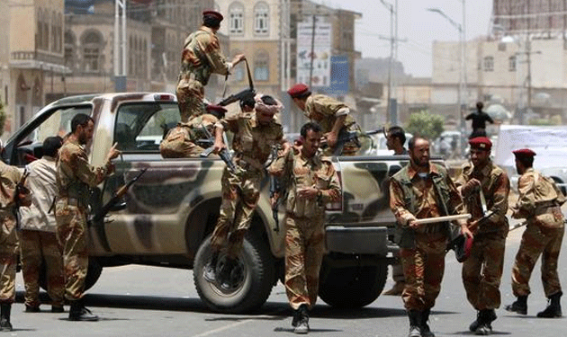 مقتل ثلاثة جنود يمنيين وخمسة انتحاريين بهجوم على موقع عسكري