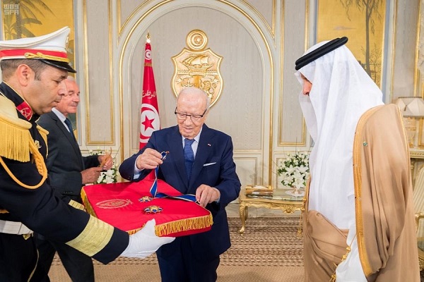 الرئيس السبسي يُقلّد الأمير سلطان بن سلمان الوسام التونسي الأول للاستحقاق