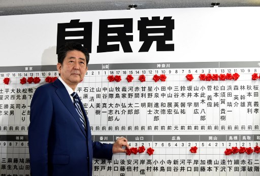شينزو آبي نحو فوز ساحق في انتخابات اليابان