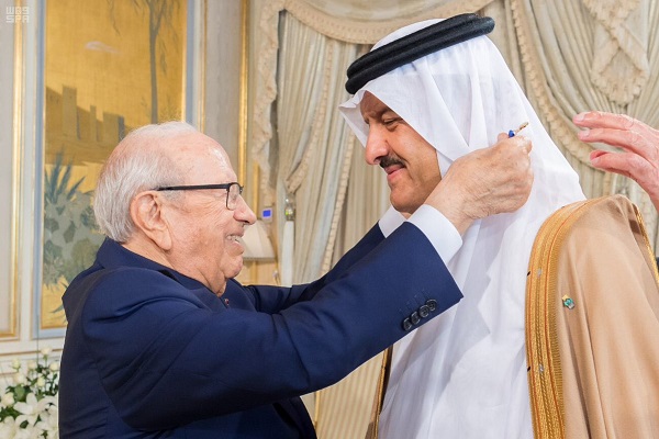 الرئيس السبسي يُقلّد الأمير سلطان بن سلمان الوسام التونسي الأول للاستحقاق