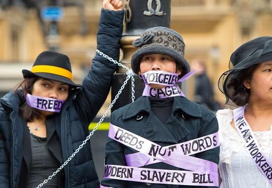 اتهام الحكومة البريطانية بالتقصير في حماية العمال المنزليين