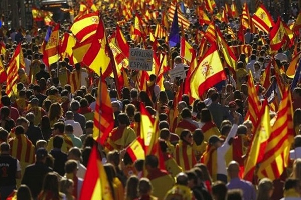 مدريد تمضي قدمًا في تعليق الحكم الذاتي لإقليم كاتالونيا