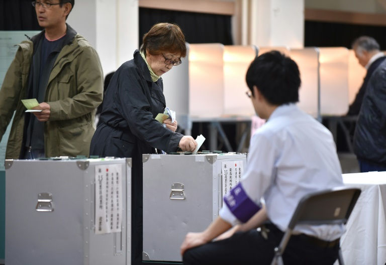 اليابانيون يصوتون في انتخابات يرجح فوز حزب رئيس الوزراء فيها