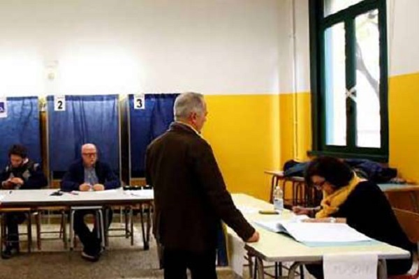 إقليمان إيطاليان يصوتان لصالح توسيع الحكم الذاتي