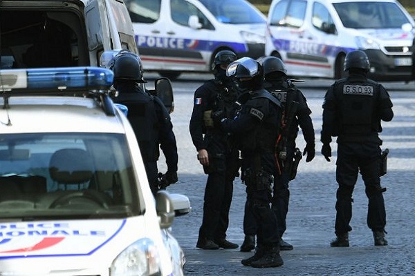 فرنسا تحبط هجومًا يستهدف مساجد ومهاجرين