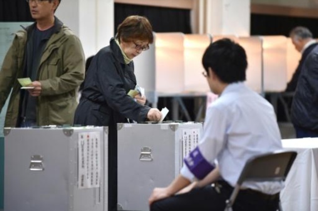 اليابانيون يصوتون في انتخابات تشريعية مبكرة