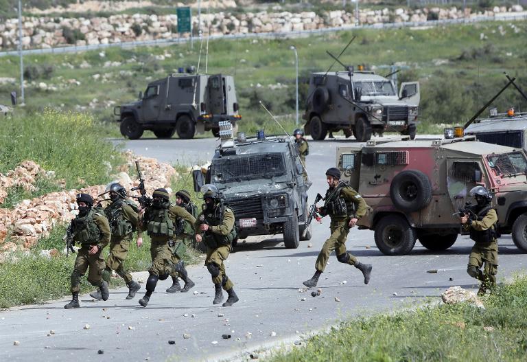 الجيش الاسرائيلي يداهم ويغلق مؤسسات اعلامية فلسطينية