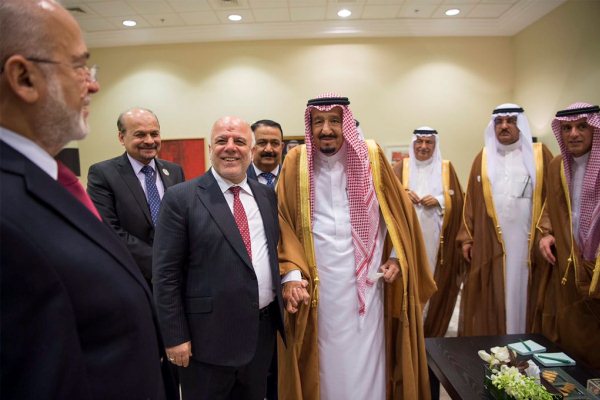 الملك سلمان يدعو العبادي لزيارة السعودية لتمتين العلاقات