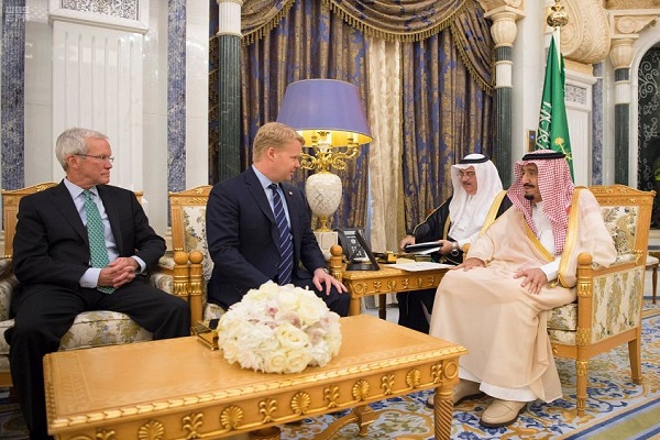 الملك سلمان بن عبد العزيز خلال استقباله رئيس مجموعة بكتل العالمية