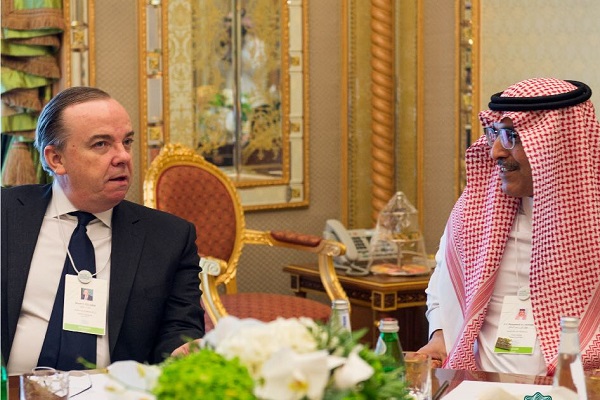 HSBC وزير المالية السعودي خلال اجتماعه برئيس مجموعة 