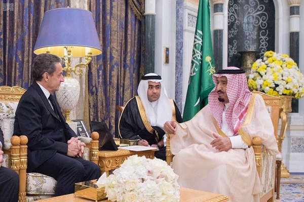 الملك سلمان بن عبدالعزيز خلال استقباله الرئيس نيكولا ساركوزي 