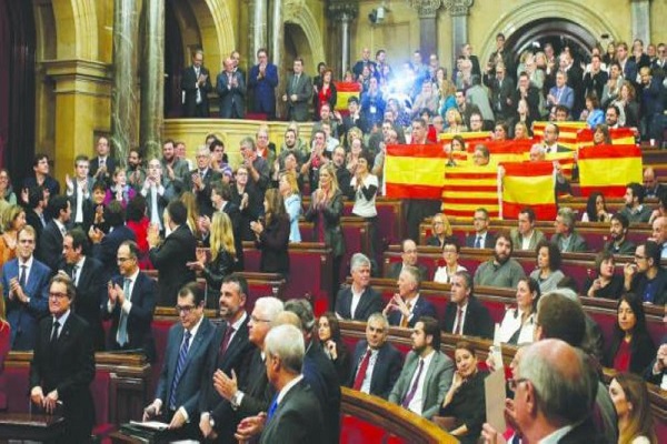 برلمان كاتالونيا يعلن الاستقلال
