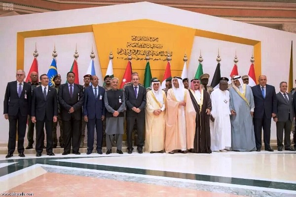 صورة تذكارية لوزراء الخارجية وممثليهم ورؤساء الأركان وممثليهم في اجتماع الرياض 
